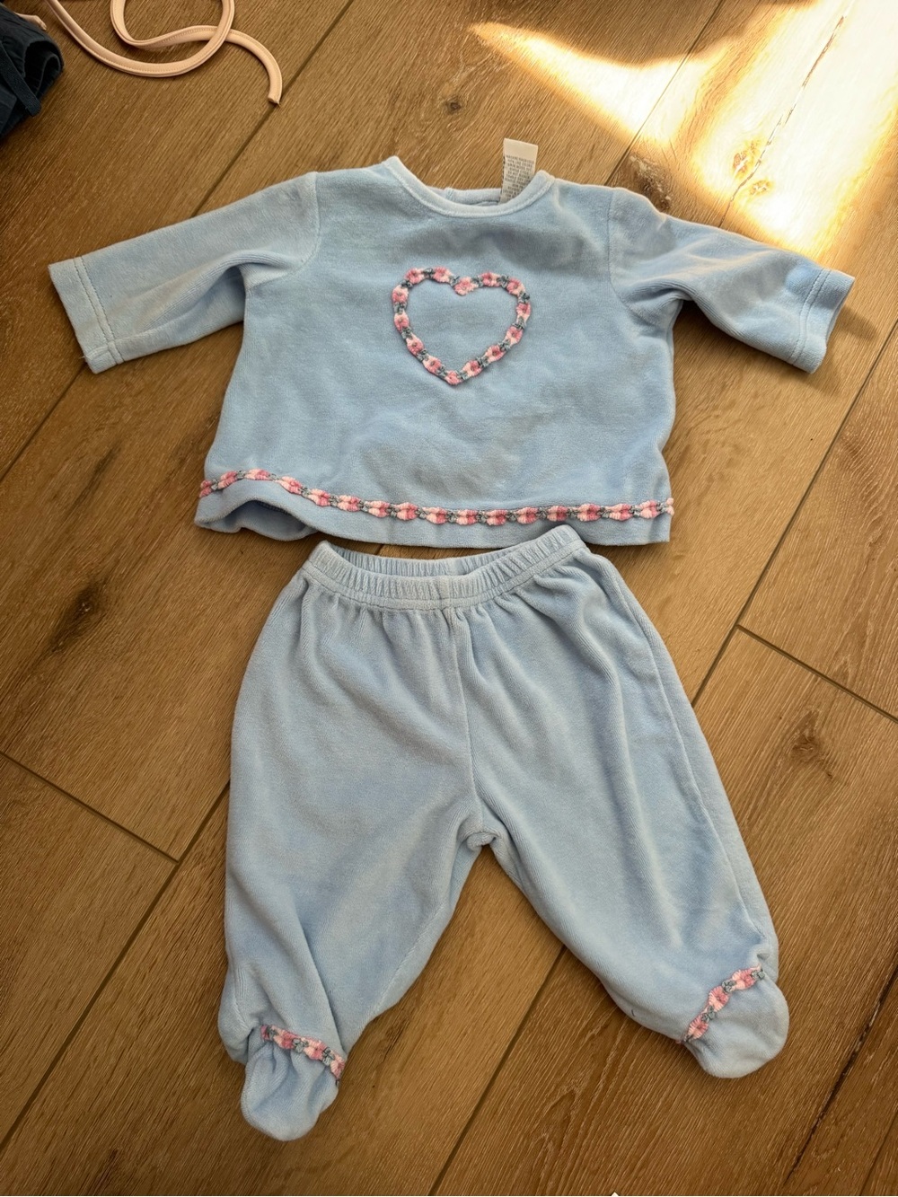 KRU supplies baby girl 2-piece set light blue velour floral embroidery 3-6month